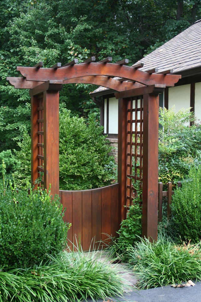 Idée de décoration pour un petit aménagement d'entrée ou allée de jardin latéral design avec des pavés en pierre naturelle.