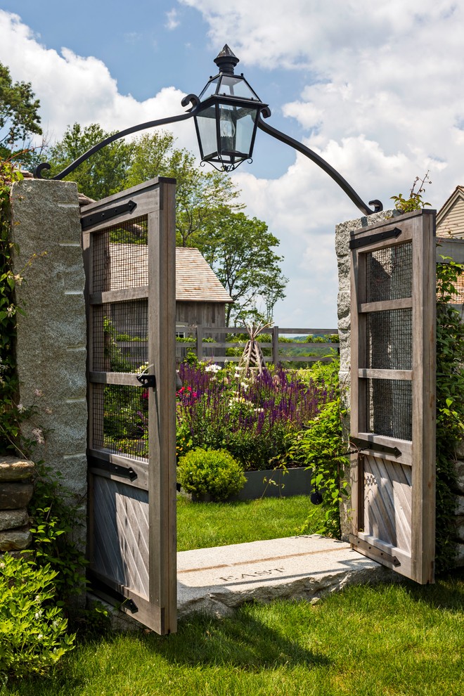 Ejemplo de camino de jardín de estilo de casa de campo extra grande en verano en patio lateral con jardín francés y exposición total al sol