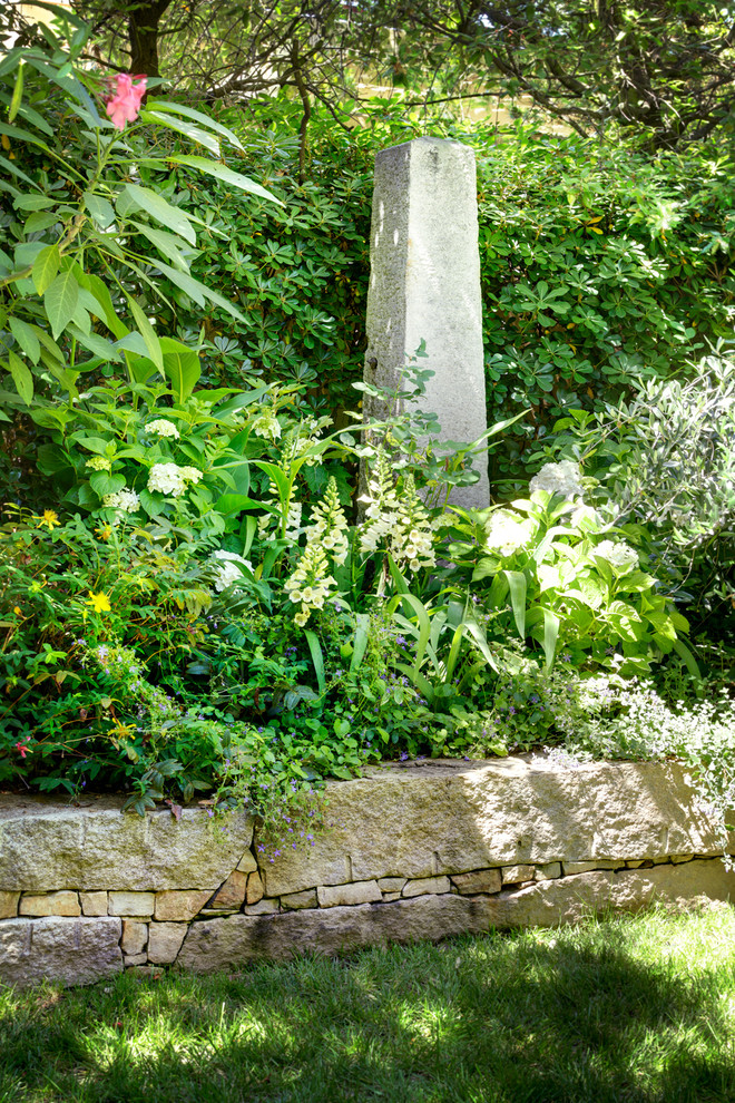 サクラメントにあるエクレクティックスタイルのおしゃれな庭の写真