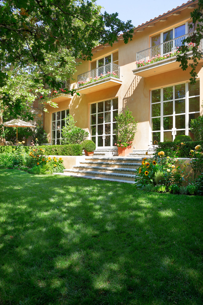 На фото: участок и сад на заднем дворе в стиле фьюжн с подпорной стенкой с
