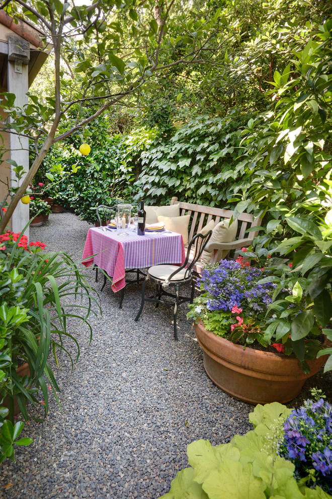 Cette photo montre un jardin éclectique avec du gravier et des solutions pour vis-à-vis.