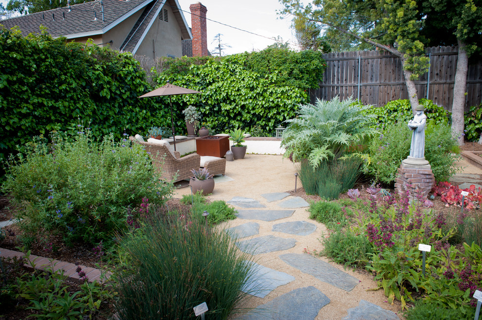 Design ideas for a mid-sized traditional drought-tolerant and shade backyard landscaping in Los Angeles for spring.