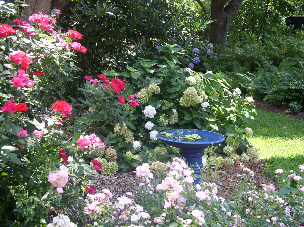 Mittelgroßer, Halbschattiger Klassischer Garten im Sommer, neben dem Haus in Charleston
