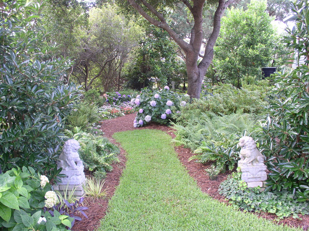 Mittelgroßer, Halbschattiger Klassischer Gartenweg im Sommer, neben dem Haus in Charleston