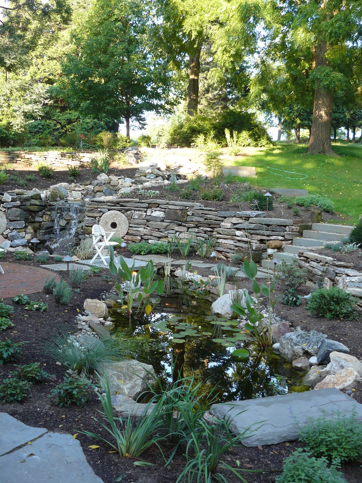 Klassischer Garten mit Wasserspiel in Philadelphia