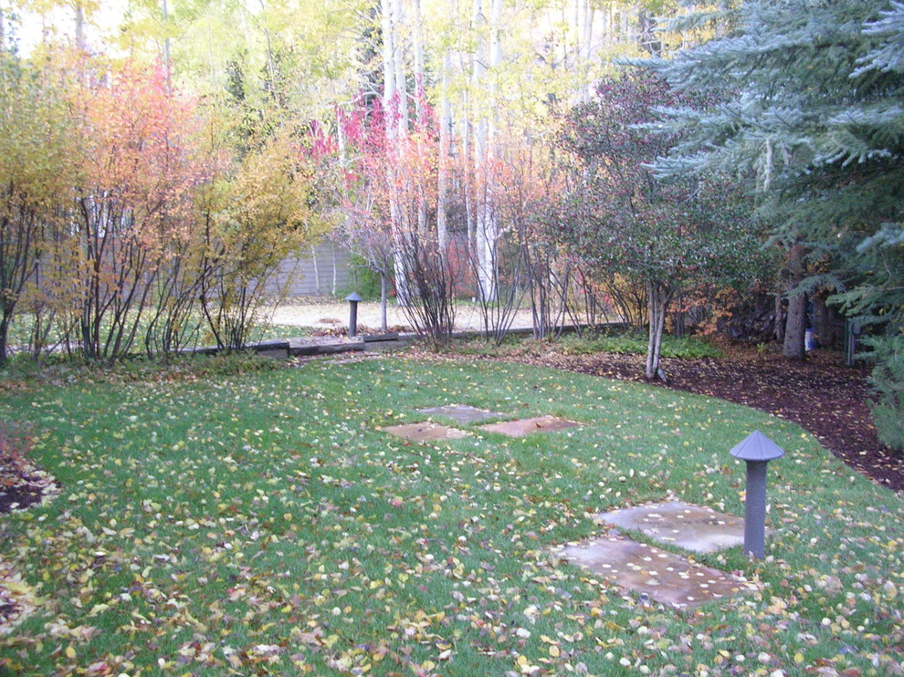 Mittelgroßer, Halbschattiger Stilmix Garten im Herbst, neben dem Haus in Denver