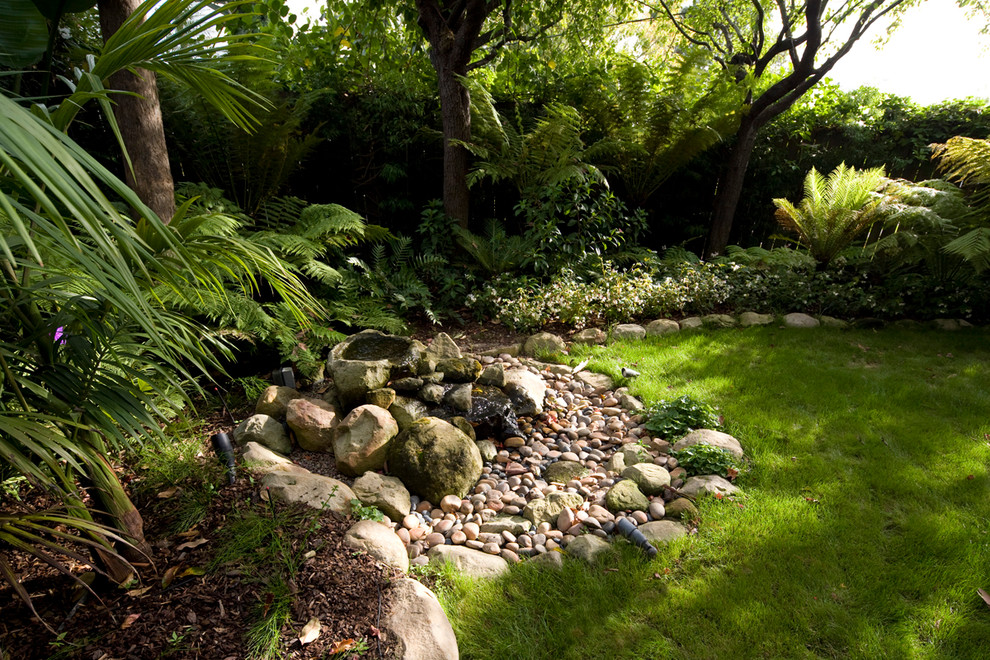 Halbschattiger Stilmix Garten hinter dem Haus in Santa Barbara
