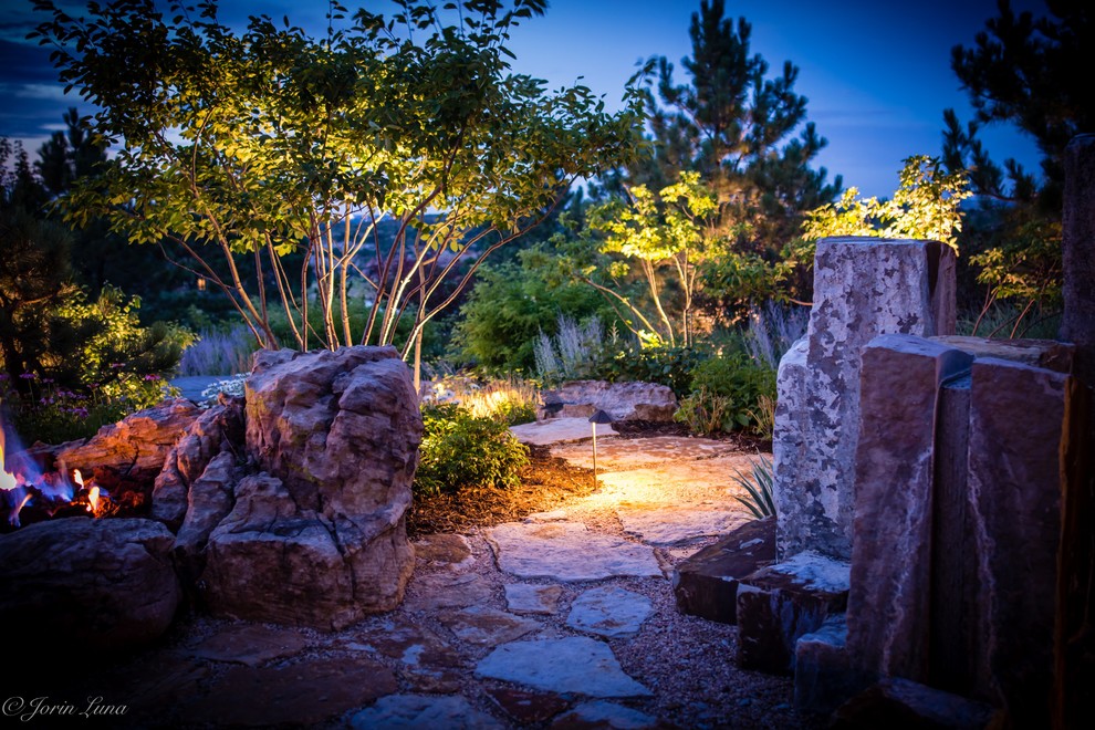 Ejemplo de camino de jardín de secano rústico grande en patio trasero con adoquines de piedra natural y exposición total al sol
