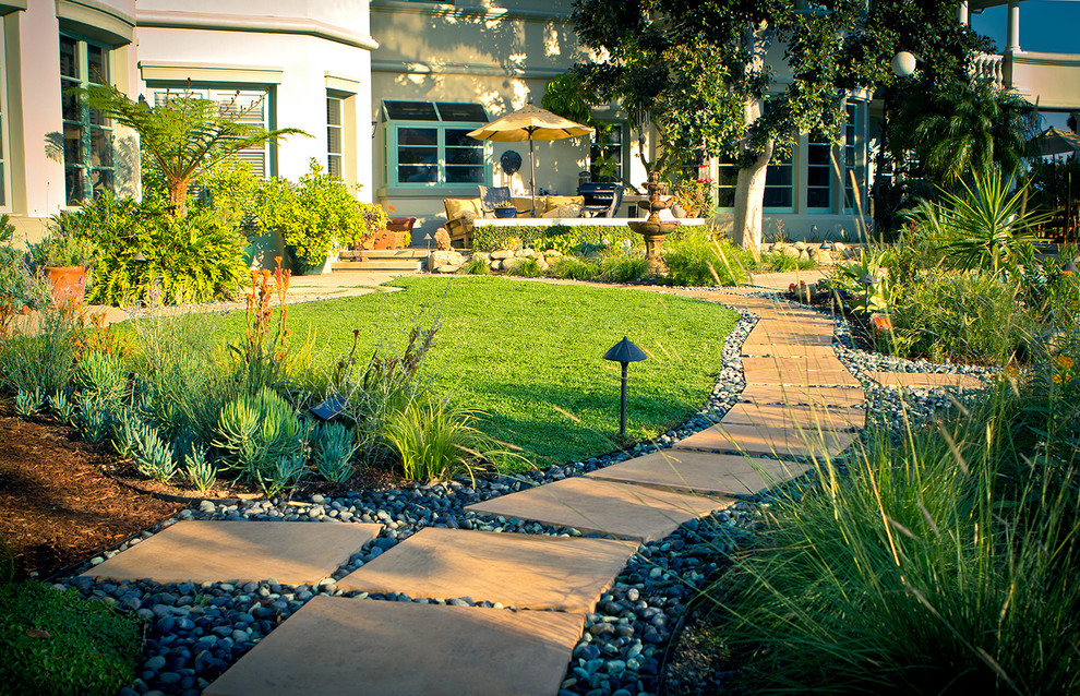Свежая идея для дизайна: большой засухоустойчивый сад на заднем дворе в классическом стиле с садовой дорожкой или калиткой и мощением тротуарной плиткой - отличное фото интерьера