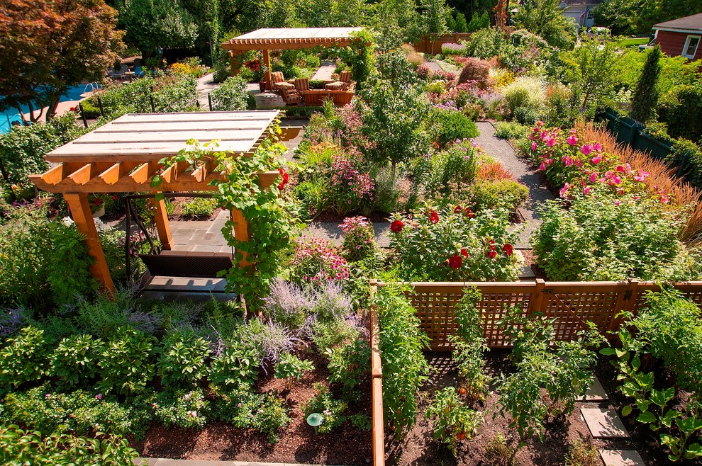 Cette image montre un grand jardin arrière design avec une exposition partiellement ombragée et des pavés en béton.