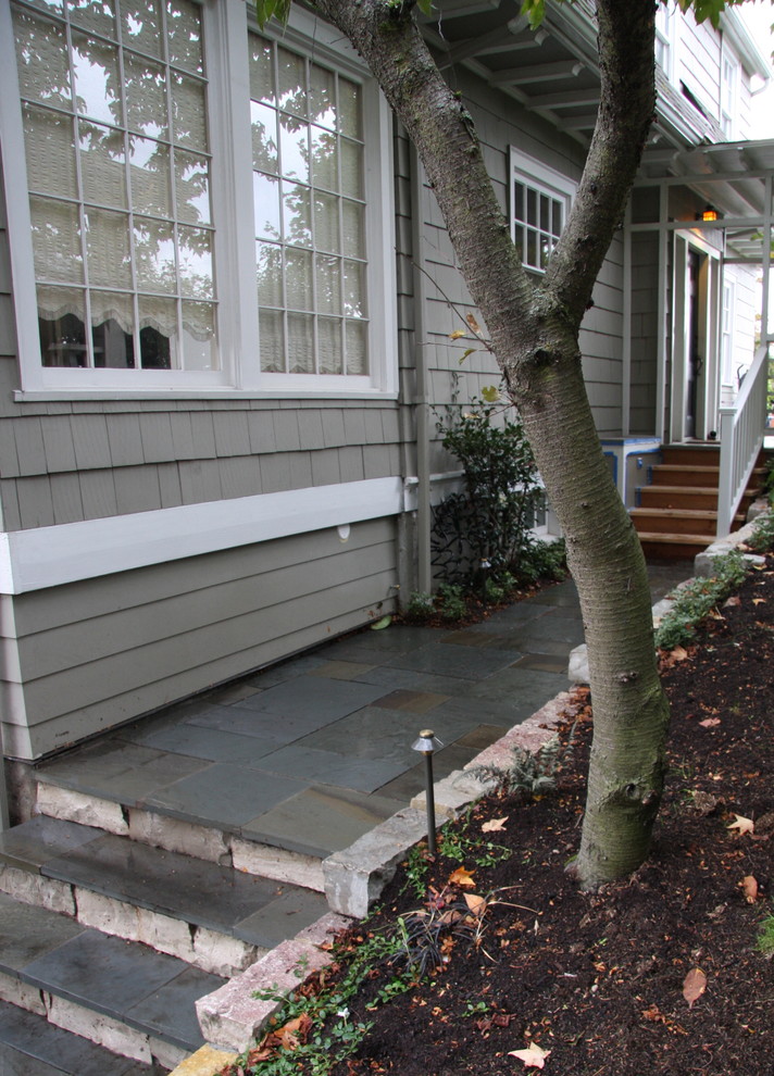 シアトルにあるお手頃価格の小さなトラディショナルスタイルのおしゃれな横庭 (庭への小道、日陰、天然石敷き) の写真
