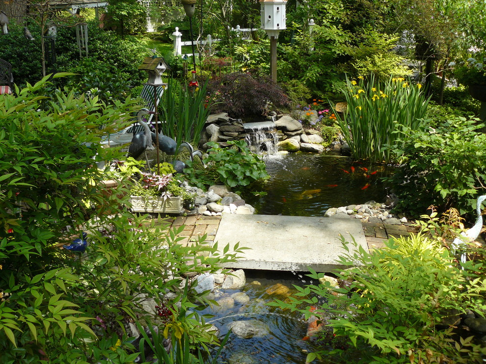 Exemple d'un jardin éclectique avec un point d'eau.