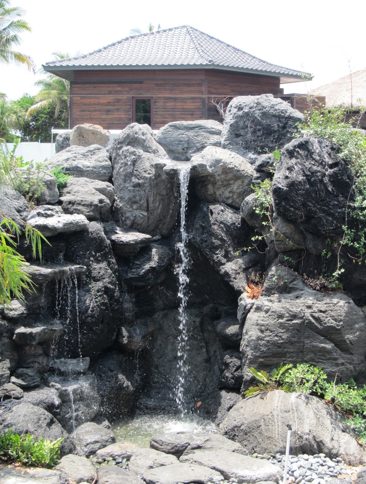Foto di un giardino contemporaneo dietro casa con fontane e pavimentazioni in pietra naturale