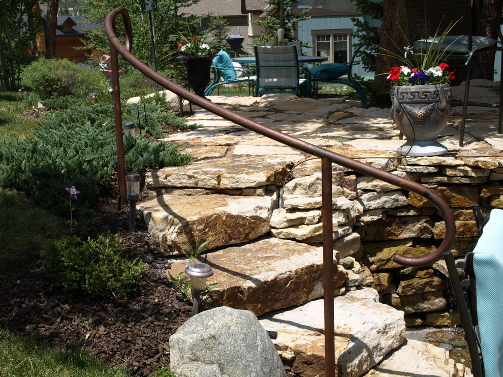 Esempio di un giardino formale stile rurale in ombra di medie dimensioni e dietro casa con un ingresso o sentiero e pavimentazioni in pietra naturale