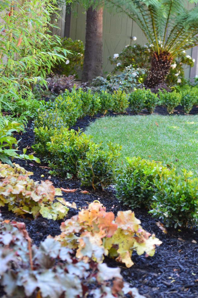 Garden refresh Traditional Landscape Other by Gigi McAdam