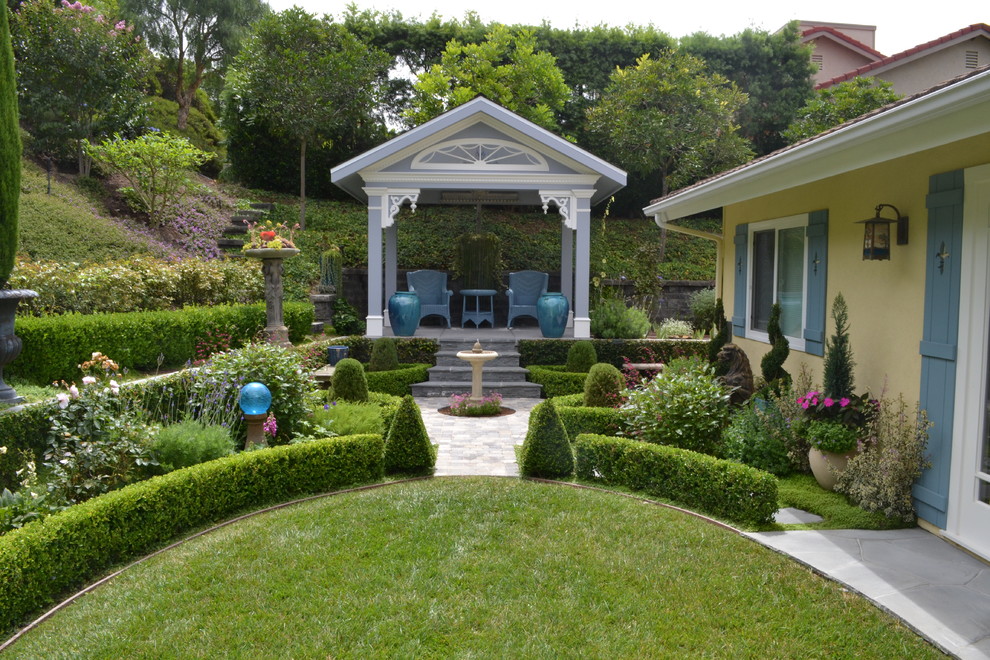 Kleiner, Geometrischer Klassischer Garten hinter dem Haus in Orange County