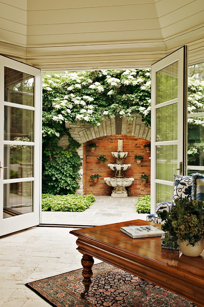 На фото: садовый фонтан в классическом стиле