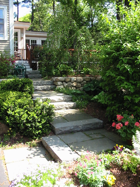 Пример оригинального дизайна: солнечный регулярный сад среднего размера на заднем дворе в классическом стиле с хорошей освещенностью и мощением тротуарной плиткой