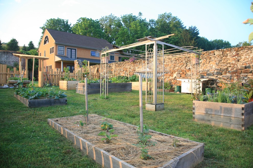 На фото: большой солнечный огород на участке на заднем дворе в стиле рустика с хорошей освещенностью с