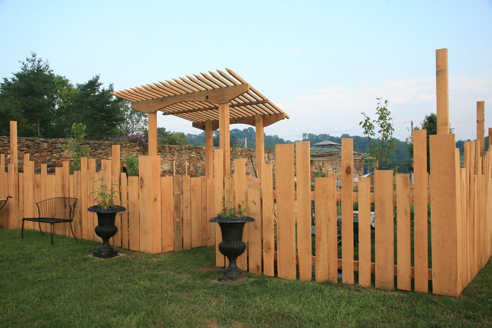 Идея дизайна: большой солнечный, весенний огород на участке на боковом дворе в стиле рустика с хорошей освещенностью