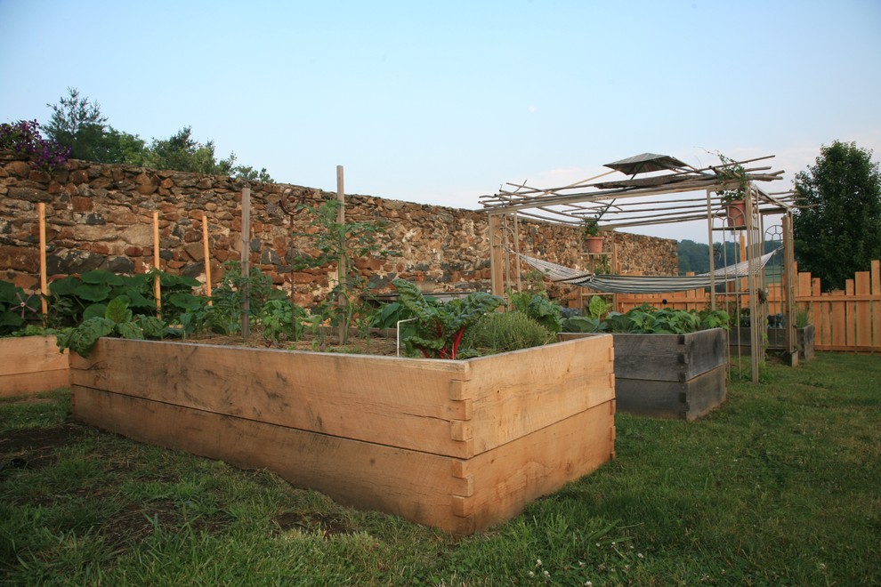 Свежая идея для дизайна: большой солнечный, весенний огород на участке на боковом дворе в стиле рустика с хорошей освещенностью - отличное фото интерьера
