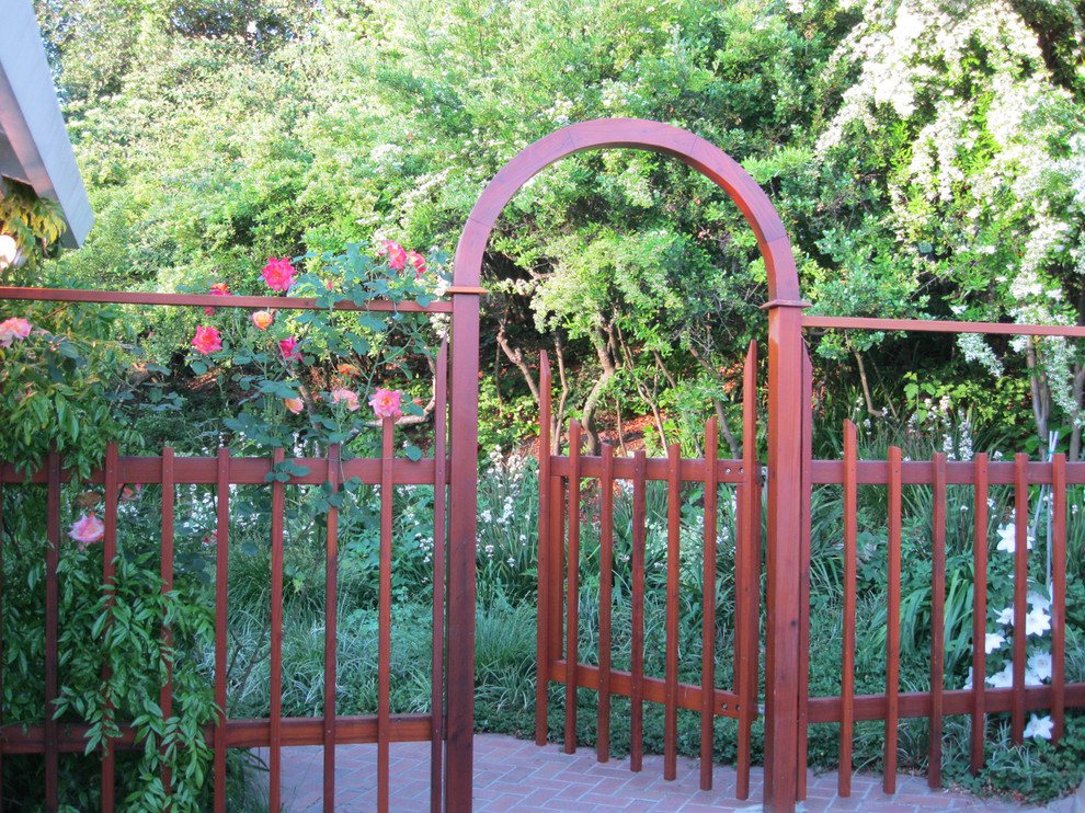 Cette image montre un aménagement d'entrée ou allée de jardin avant chalet au printemps avec une exposition ombragée et des pavés en brique.