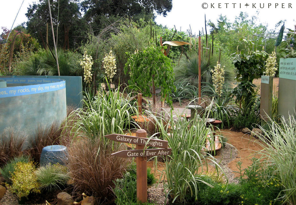 Kleiner Eklektischer Garten hinter dem Haus in Los Angeles