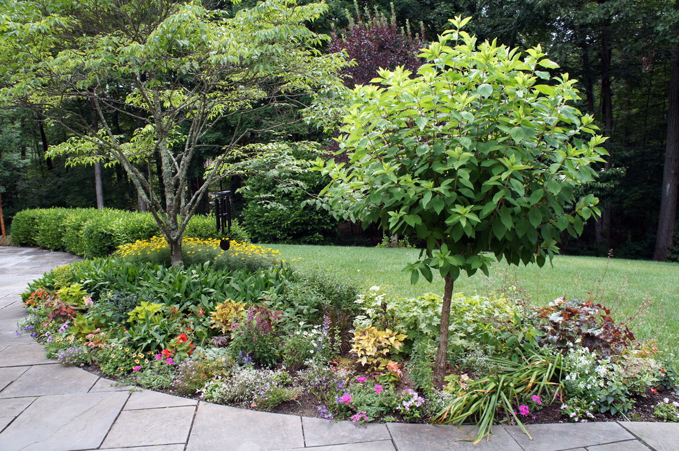 На фото: участок и сад в классическом стиле с