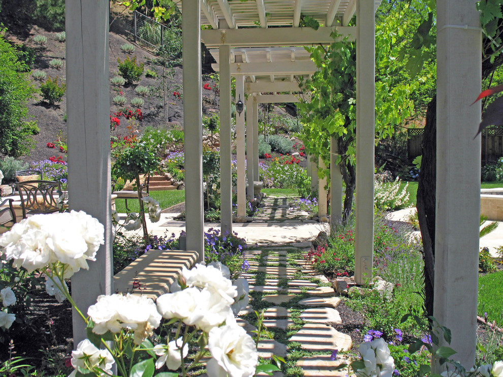 Diseño de camino de jardín clásico extra grande en patio trasero con jardín francés, exposición parcial al sol y adoquines de piedra natural
