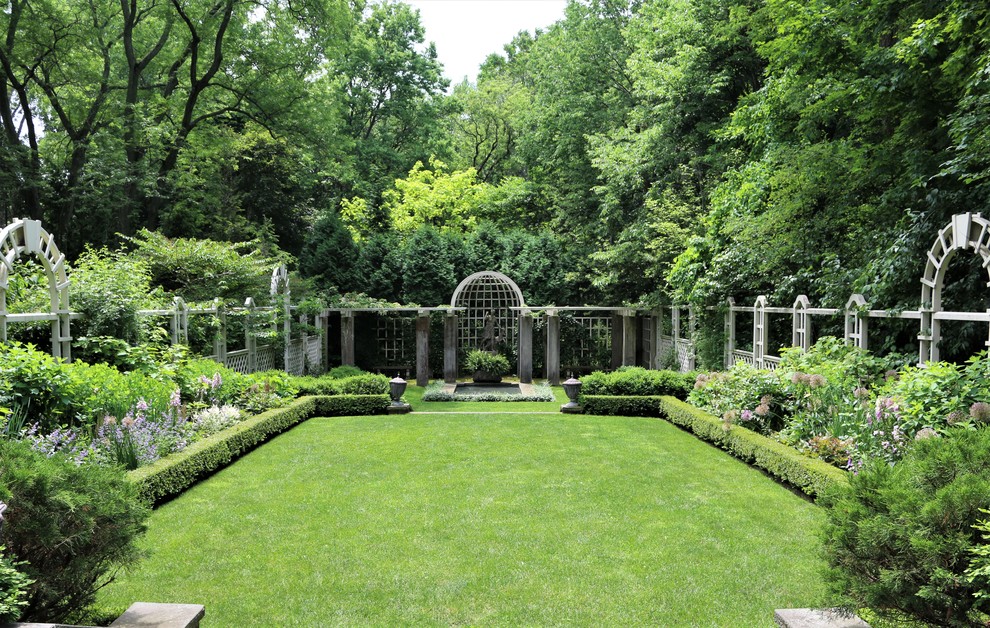 Foto di un giardino vittoriano esposto in pieno sole di medie dimensioni in estate