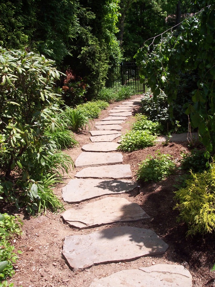 Geometrischer, Mittelgroßer Klassischer Gartenweg neben dem Haus mit Natursteinplatten in New York