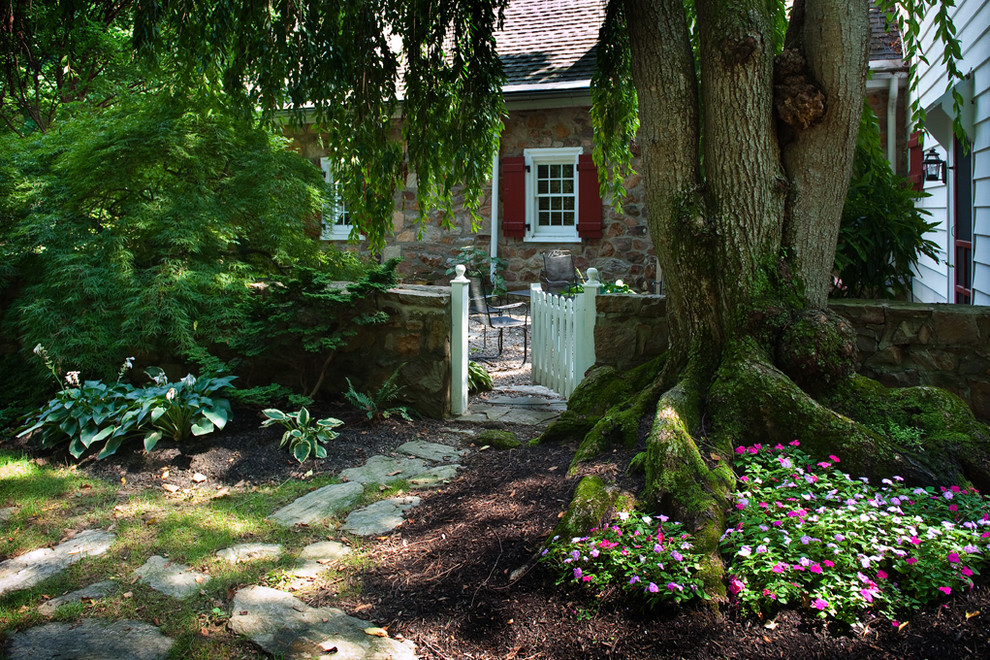 Diseño de camino de jardín tradicional de tamaño medio en verano en patio con jardín francés, exposición parcial al sol y adoquines de piedra natural