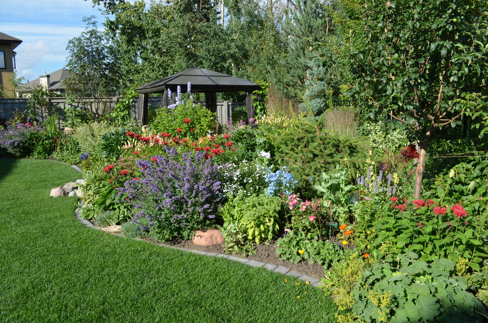 Стильный дизайн: регулярный сад среднего размера на заднем дворе в стиле кантри - последний тренд