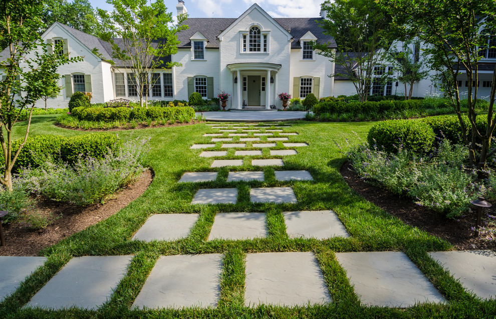 Пример оригинального дизайна: участок и сад на переднем дворе в классическом стиле с садовой дорожкой или калиткой