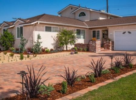 Imagen de camino de jardín de secano de estilo americano de tamaño medio en patio delantero con exposición total al sol y mantillo