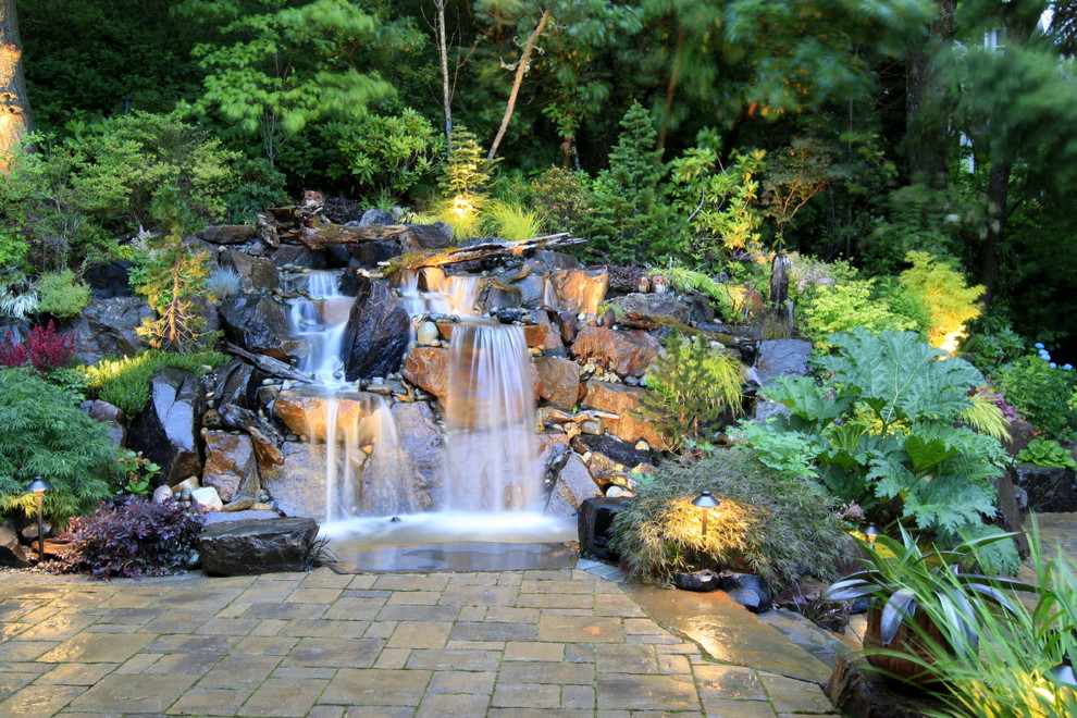 Réalisation d'un jardin tradition avec une cascade.