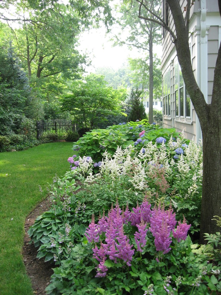 Inspiration för en liten vintage trädgård i skuggan längs med huset, med naturstensplattor