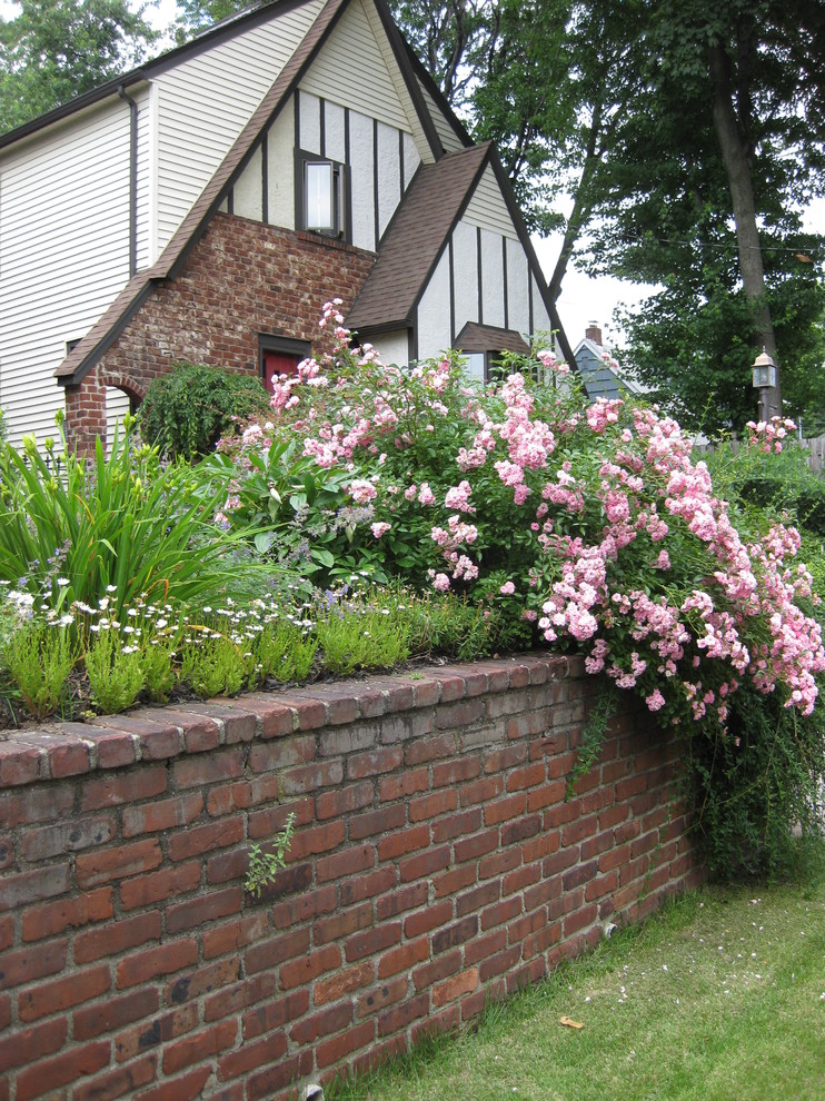 Idéer för små vintage trädgårdar i skuggan framför huset, med naturstensplattor