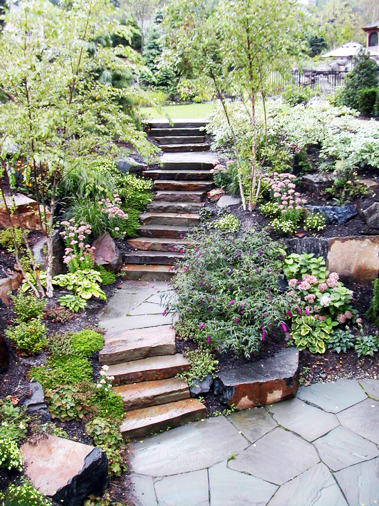 Idée de décoration pour un jardin vertical arrière tradition au printemps avec une exposition partiellement ombragée et des pavés en pierre naturelle.