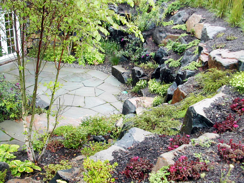 Cette photo montre un jardin vertical arrière chic au printemps avec une exposition partiellement ombragée et des pavés en pierre naturelle.
