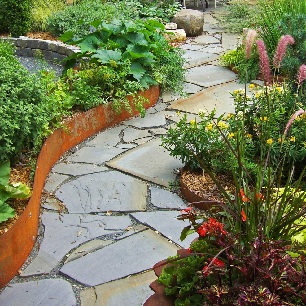 Стильный дизайн: регулярный сад на заднем дворе в современном стиле с садовой дорожкой или калиткой и покрытием из каменной брусчатки - последний тренд
