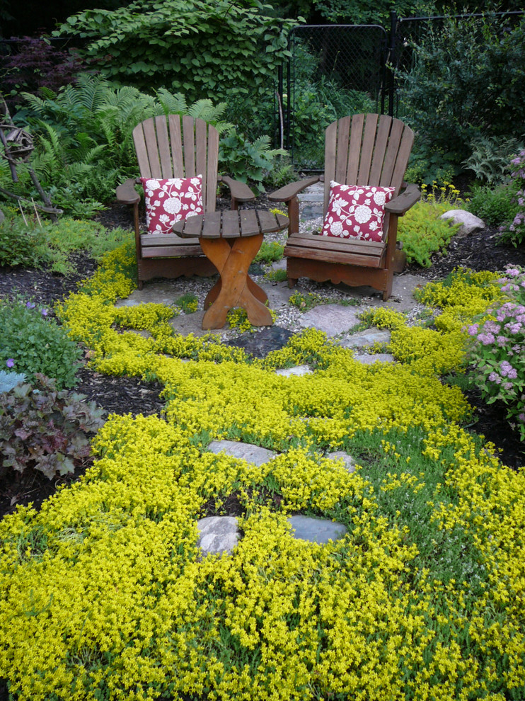 Photo of a traditional full sun landscaping in Ottawa.