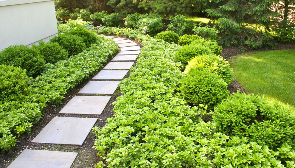 Пример оригинального дизайна: участок и сад на заднем дворе в современном стиле с садовой дорожкой или калиткой и полуденной тенью