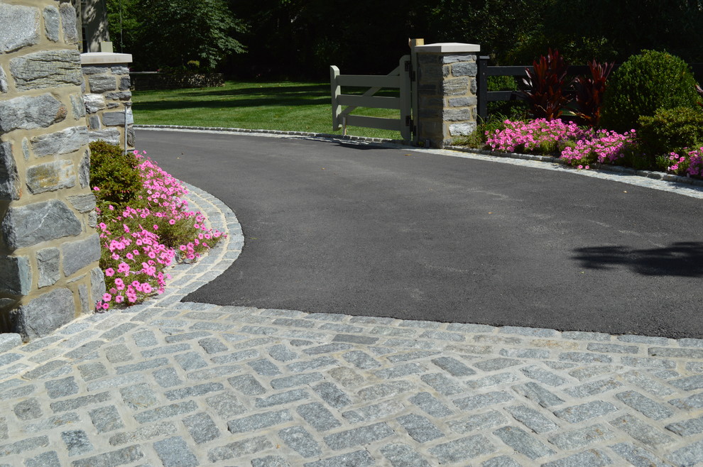 Inspiration for a traditional driveway garden for summer in Philadelphia.