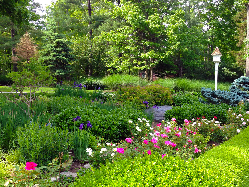 Идея дизайна: летний участок и сад на заднем дворе в классическом стиле