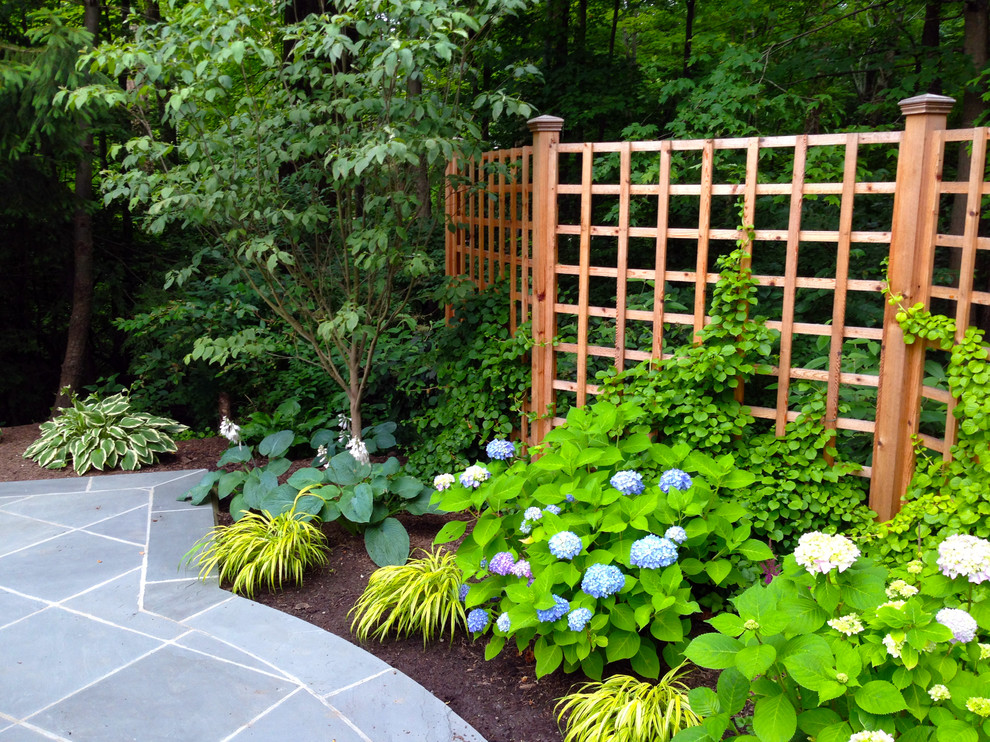 Design ideas for a traditional stone landscaping in Cincinnati.