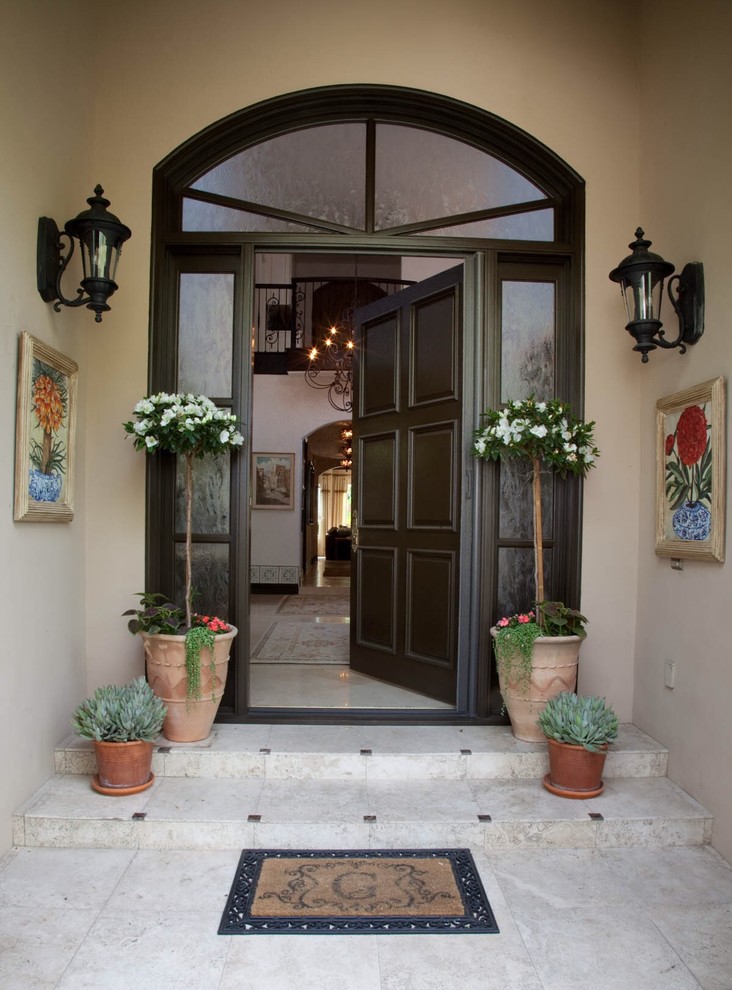 Immagine di un piccolo giardino formale mediterraneo esposto a mezz'ombra davanti casa in estate con un giardino in vaso e pavimentazioni in pietra naturale