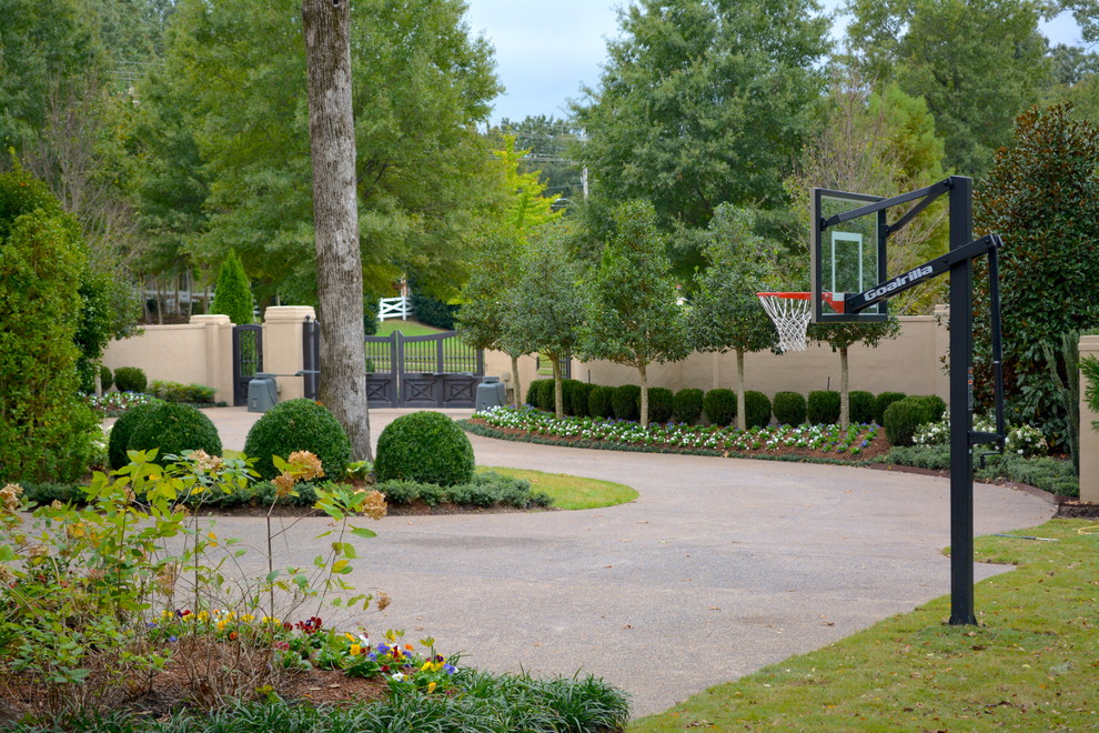 Immagine di un grande giardino formale chic esposto a mezz'ombra davanti casa in autunno
