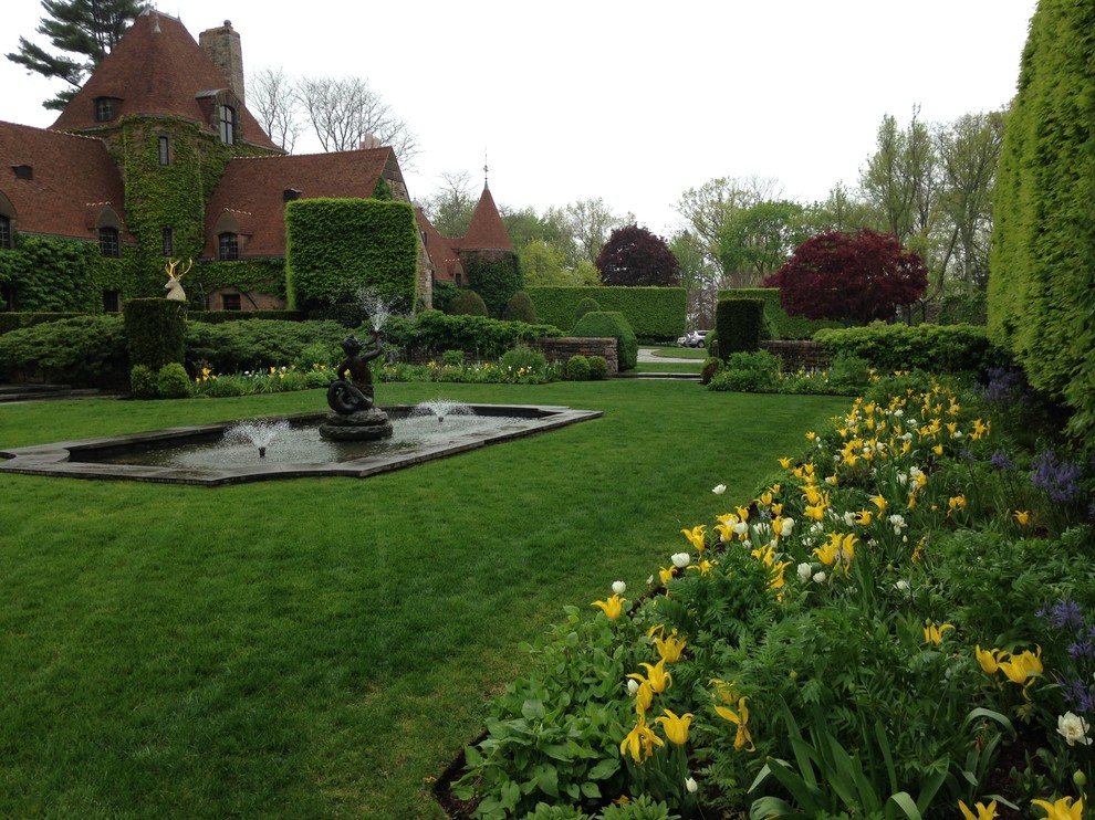 Großer, Halbschattiger Klassischer Garten im Frühling, neben dem Haus mit Natursteinplatten in New York