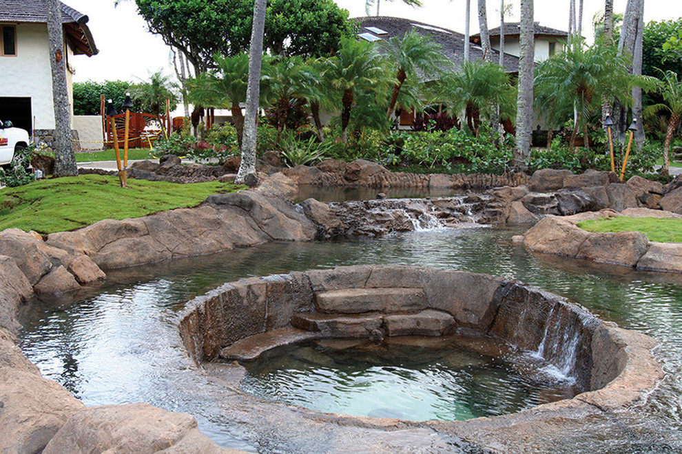 Idée de décoration pour un grand jardin arrière ethnique avec un bassin, une exposition ensoleillée et des pavés en pierre naturelle.